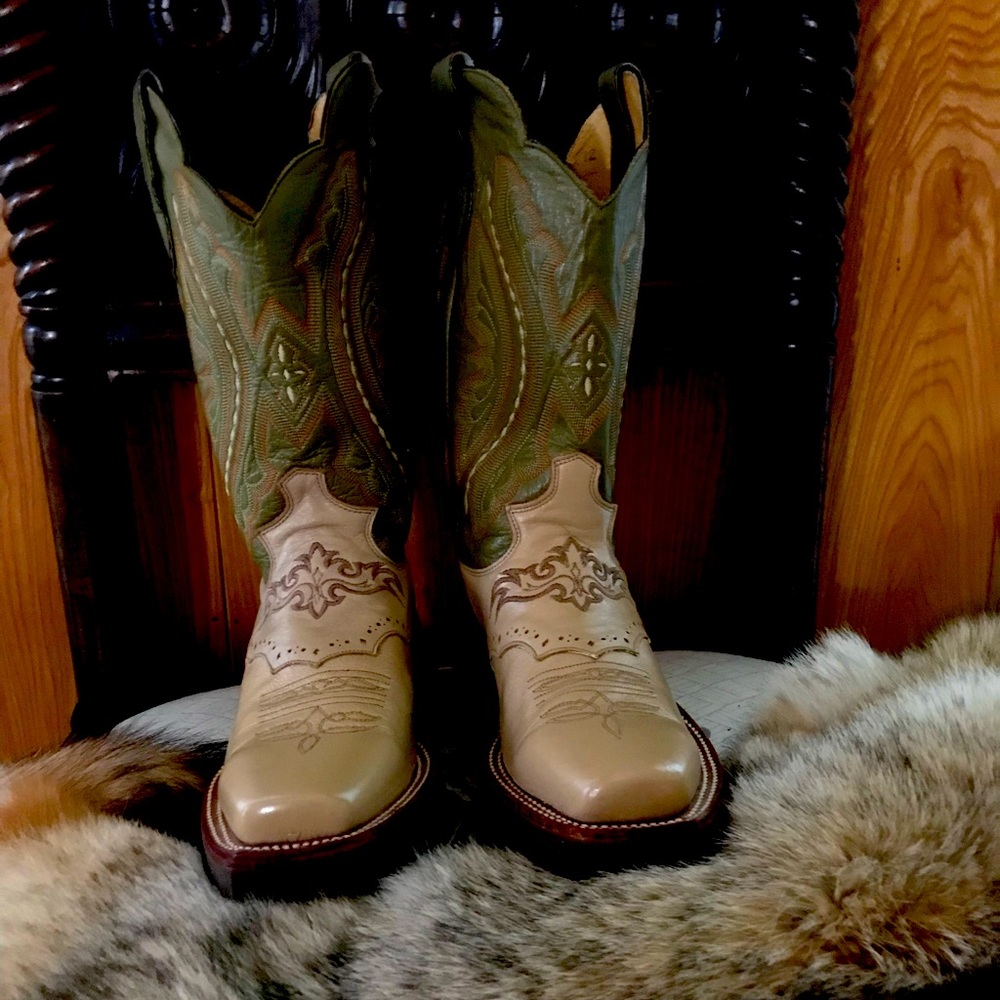 New, unworn JUSTIN riding boots. Size 9 perfect condition. Olive green, taupe!